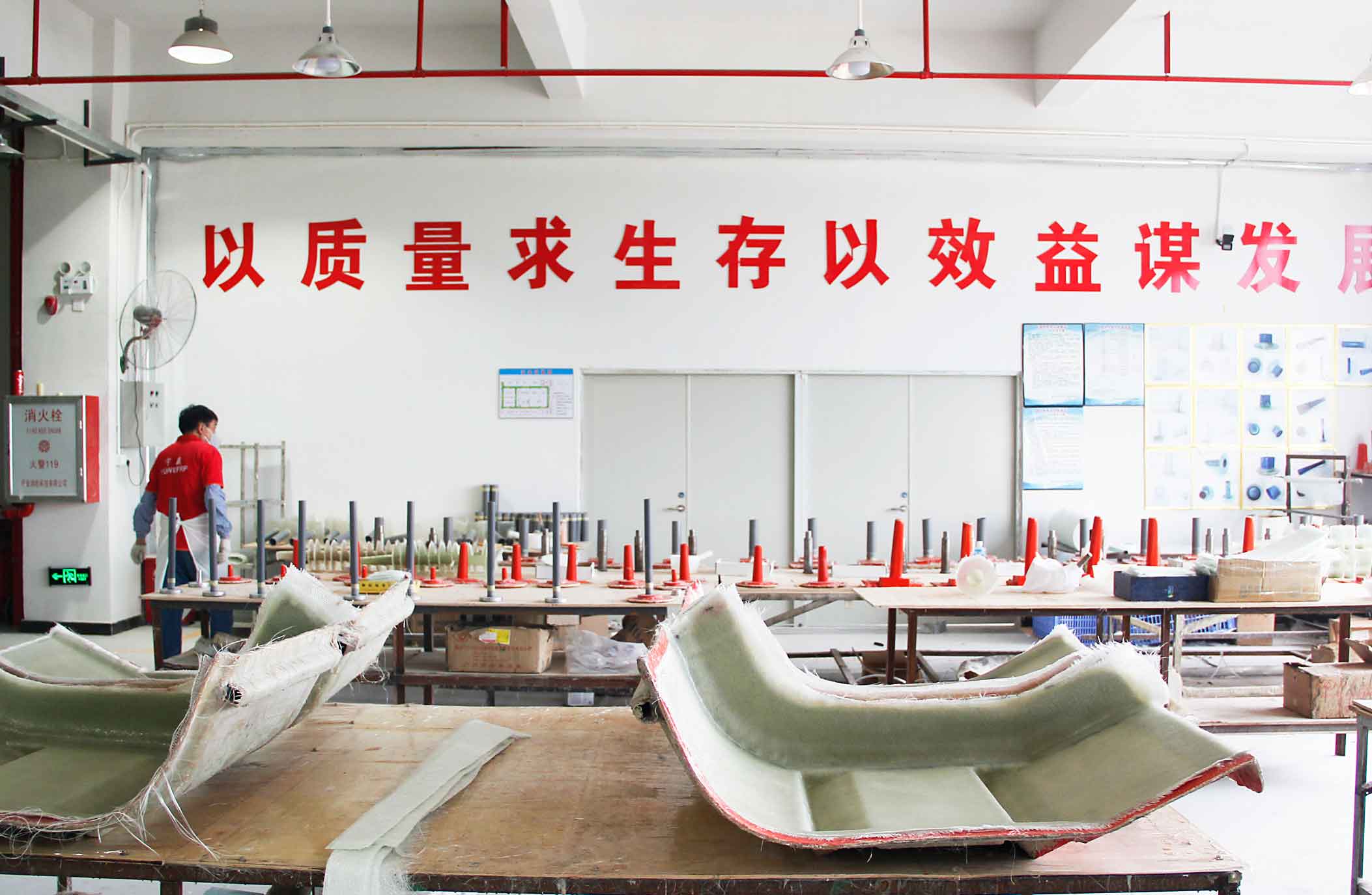 Dietro la fabbrica di FRP di Chinor: flusso di lavoro di lay-up manuale e capacità di produzione personalizzata