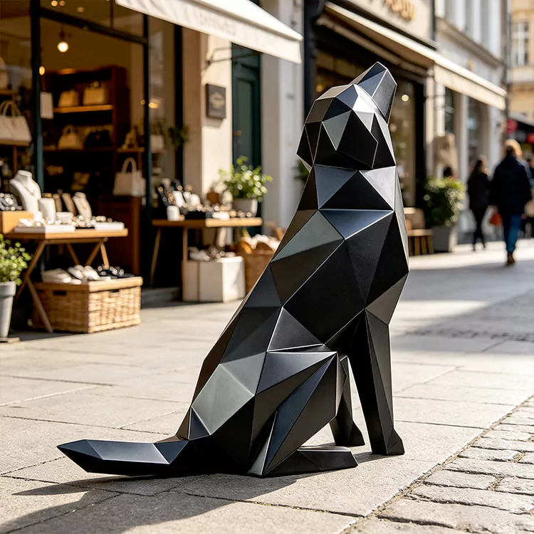Scultura geometrica in acciaio inossidabile con lupo che ulula
