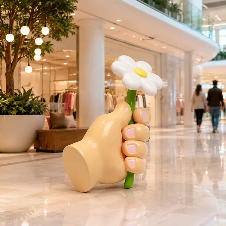 Mano che tiene la scultura del fiore