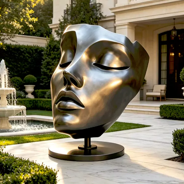 Grande scultura moderna del volto astratto